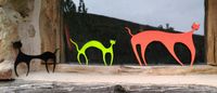 Tres gatos de colores en alfeizar